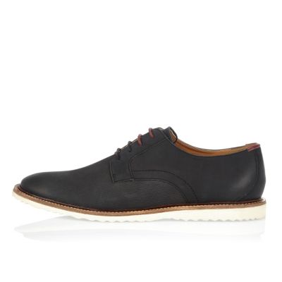 Black embossed leather shoes